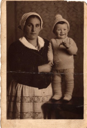 "Melia" Samaria, Balia con il bimbo che accudiva.